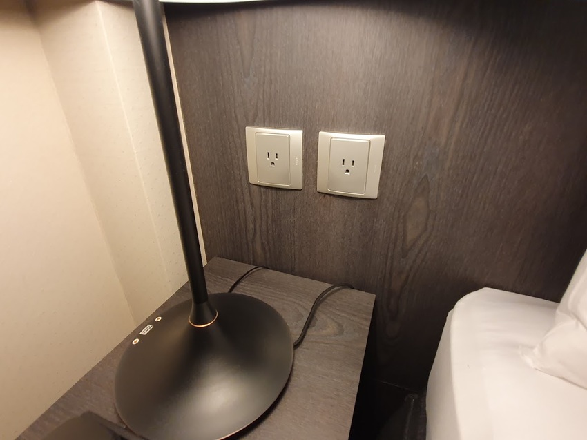 [住]高雄 近六和夜市 美麗島捷運站 夜晚逛街打牙祭 輕鬆搞定!! 房客還有免費HAPPY HOUR 精緻點心 飲料無限享用 樂逸旅居