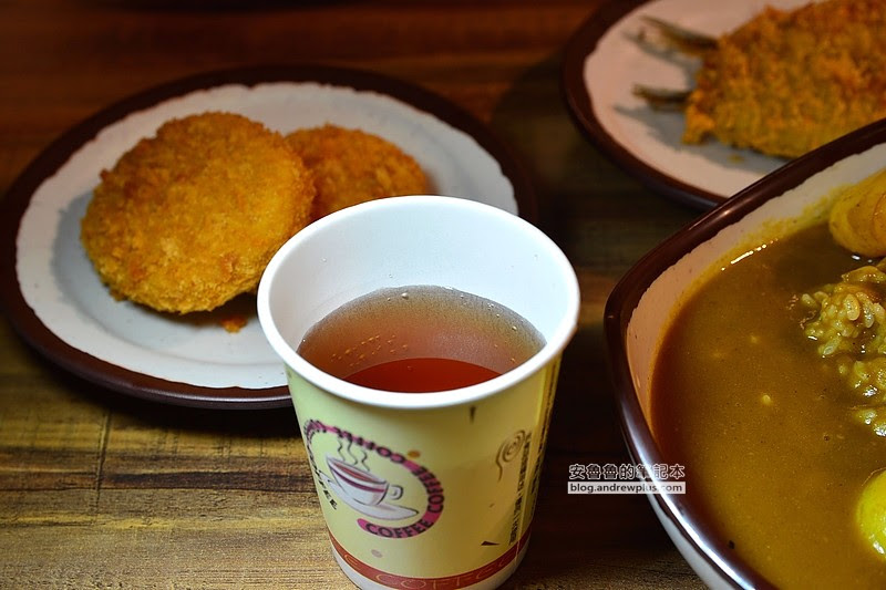 三時午咖哩屋(樂利店)-靠近六張犁站,位在樂利路上,炸物可樂餅不油膩又酥脆一點都不輸日本的六張犁平價咖哩屋