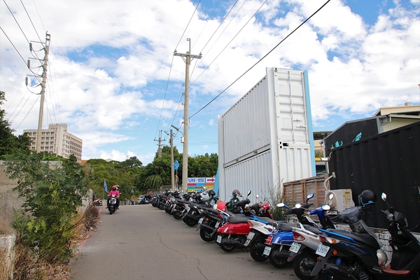 沙鹿夢想街：【台中沙鹿景點】沙鹿夢想街~粉紅色大愛心盪鞦韆，雙層貨櫃，彩色公車，甲子園居酒屋，超炫球牆好吸睛