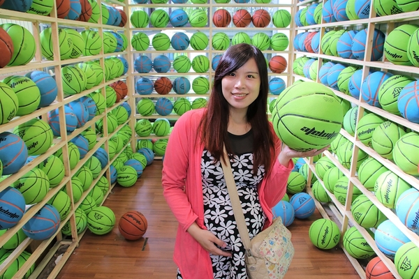 沙鹿夢想街：【台中沙鹿景點】沙鹿夢想街~粉紅色大愛心盪鞦韆，雙層貨櫃，彩色公車，甲子園居酒屋，超炫球牆好吸睛