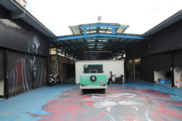 沙鹿夢想街：【台中沙鹿景點】沙鹿夢想街~粉紅色大愛心盪鞦韆，雙層貨櫃，彩色公車，甲子園居酒屋，超炫球牆好吸睛