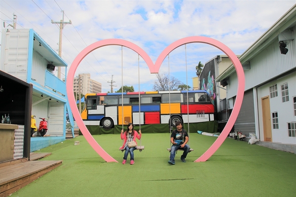 沙鹿夢想街：【台中沙鹿景點】沙鹿夢想街~粉紅色大愛心盪鞦韆，雙層貨櫃，彩色公車，甲子園居酒屋，超炫球牆好吸睛