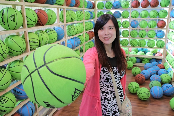 沙鹿夢想街：【台中沙鹿景點】沙鹿夢想街~粉紅色大愛心盪鞦韆，雙層貨櫃，彩色公車，甲子園居酒屋，超炫球牆好吸睛