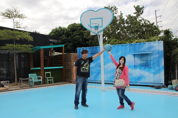 沙鹿夢想街：【台中沙鹿景點】沙鹿夢想街~粉紅色大愛心盪鞦韆，雙層貨櫃，彩色公車，甲子園居酒屋，超炫球牆好吸睛