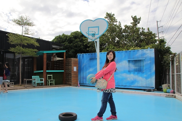 沙鹿夢想街：【台中沙鹿景點】沙鹿夢想街~粉紅色大愛心盪鞦韆，雙層貨櫃，彩色公車，甲子園居酒屋，超炫球牆好吸睛