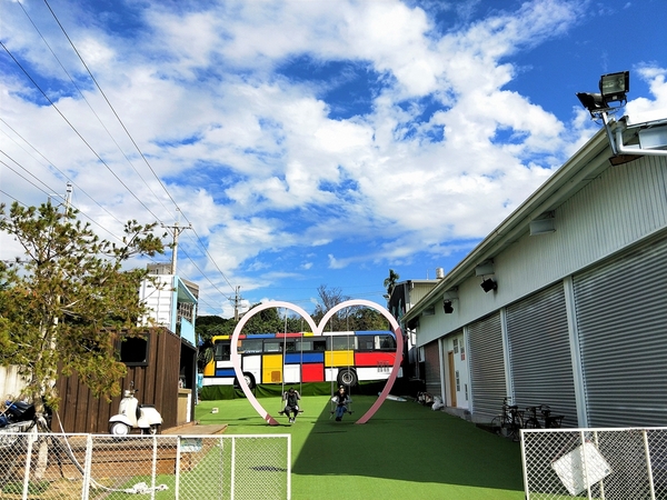 沙鹿夢想街：【台中沙鹿景點】沙鹿夢想街~粉紅色大愛心盪鞦韆，雙層貨櫃，彩色公車，甲子園居酒屋，超炫球牆好吸睛