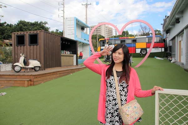 沙鹿夢想街：【台中沙鹿景點】沙鹿夢想街~粉紅色大愛心盪鞦韆，雙層貨櫃，彩色公車，甲子園居酒屋，超炫球牆好吸睛