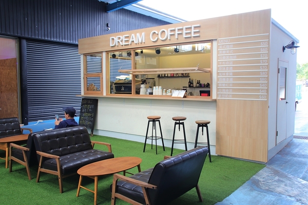 沙鹿夢想街：【台中沙鹿景點】沙鹿夢想街~粉紅色大愛心盪鞦韆，雙層貨櫃，彩色公車，甲子園居酒屋，超炫球牆好吸睛