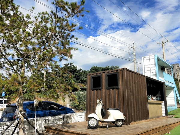 沙鹿夢想街：【台中沙鹿景點】沙鹿夢想街~粉紅色大愛心盪鞦韆，雙層貨櫃，彩色公車，甲子園居酒屋，超炫球牆好吸睛