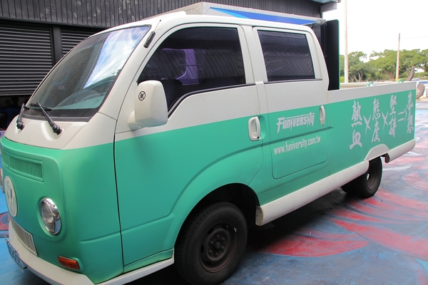 沙鹿夢想街：【台中沙鹿景點】沙鹿夢想街~粉紅色大愛心盪鞦韆，雙層貨櫃，彩色公車，甲子園居酒屋，超炫球牆好吸睛