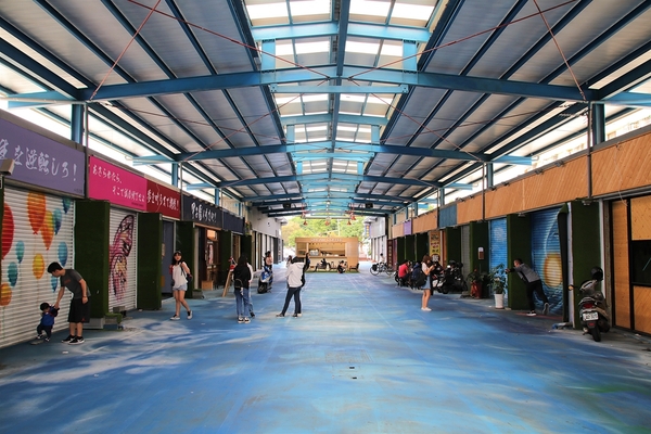 沙鹿夢想街：【台中沙鹿景點】沙鹿夢想街~粉紅色大愛心盪鞦韆，雙層貨櫃，彩色公車，甲子園居酒屋，超炫球牆好吸睛