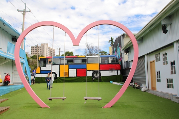 沙鹿夢想街：【台中沙鹿景點】沙鹿夢想街~粉紅色大愛心盪鞦韆，雙層貨櫃，彩色公車，甲子園居酒屋，超炫球牆好吸睛