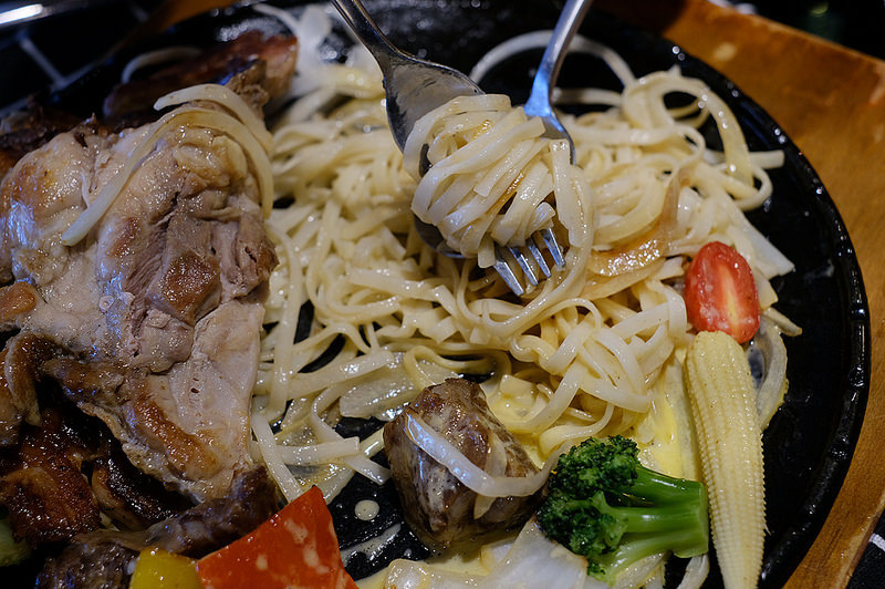 台中北區牛排推薦,台中崇德路美食,台中美食,台中聖誕套餐 @強生與小吠的Hyper人蔘~