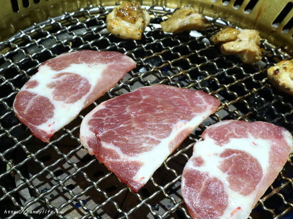 九犇日式燒肉：彰化美食│九犇日式燒肉〃日式燒肉裡竟然也有咖哩飯及超澎派海鮮粥，平日還有超值599元雙人套餐唷~