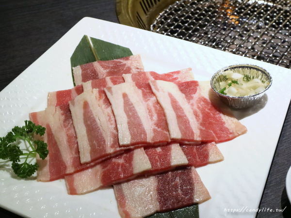 九犇日式燒肉：彰化美食│九犇日式燒肉〃日式燒肉裡竟然也有咖哩飯及超澎派海鮮粥，平日還有超值599元雙人套餐唷~