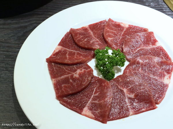 九犇日式燒肉：彰化美食│九犇日式燒肉〃日式燒肉裡竟然也有咖哩飯及超澎派海鮮粥，平日還有超值599元雙人套餐唷~