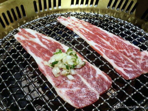 九犇日式燒肉：彰化美食│九犇日式燒肉〃日式燒肉裡竟然也有咖哩飯及超澎派海鮮粥，平日還有超值599元雙人套餐唷~