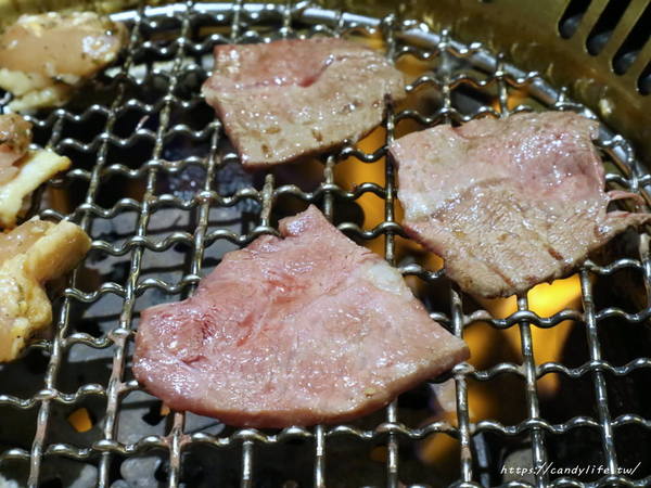 九犇日式燒肉：彰化美食│九犇日式燒肉〃日式燒肉裡竟然也有咖哩飯及超澎派海鮮粥，平日還有超值599元雙人套餐唷~
