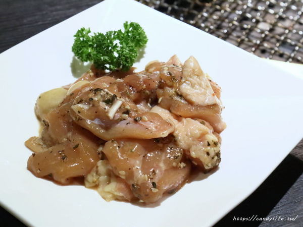 九犇日式燒肉：彰化美食│九犇日式燒肉〃日式燒肉裡竟然也有咖哩飯及超澎派海鮮粥，平日還有超值599元雙人套餐唷~