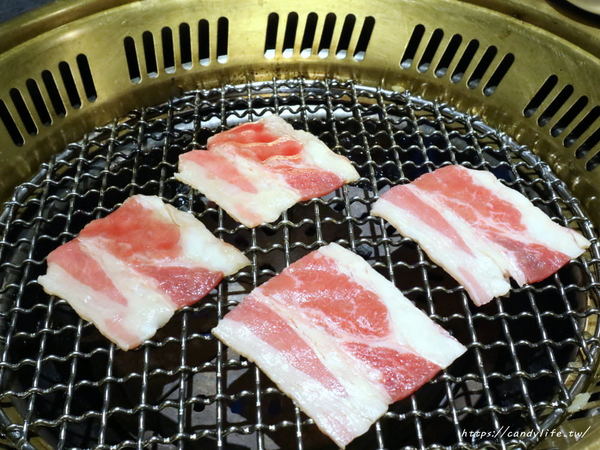 九犇日式燒肉：彰化美食│九犇日式燒肉〃日式燒肉裡竟然也有咖哩飯及超澎派海鮮粥，平日還有超值599元雙人套餐唷~