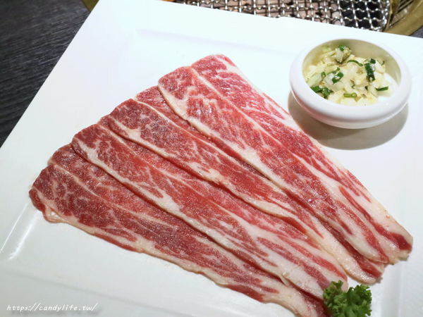 九犇日式燒肉：彰化美食│九犇日式燒肉〃日式燒肉裡竟然也有咖哩飯及超澎派海鮮粥，平日還有超值599元雙人套餐唷~