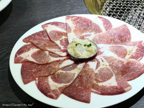 九犇日式燒肉：彰化美食│九犇日式燒肉〃日式燒肉裡竟然也有咖哩飯及超澎派海鮮粥，平日還有超值599元雙人套餐唷~