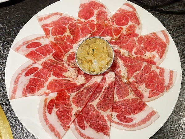 九犇日式燒肉：九犇日式燒肉-彰化日式燒肉  套餐式燒肉一次品嘗多種新鮮肉品  還提供包廂座位  適合多人聚餐餐廳