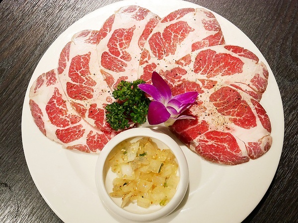 九犇日式燒肉：九犇日式燒肉-彰化日式燒肉  套餐式燒肉一次品嘗多種新鮮肉品  還提供包廂座位  適合多人聚餐餐廳