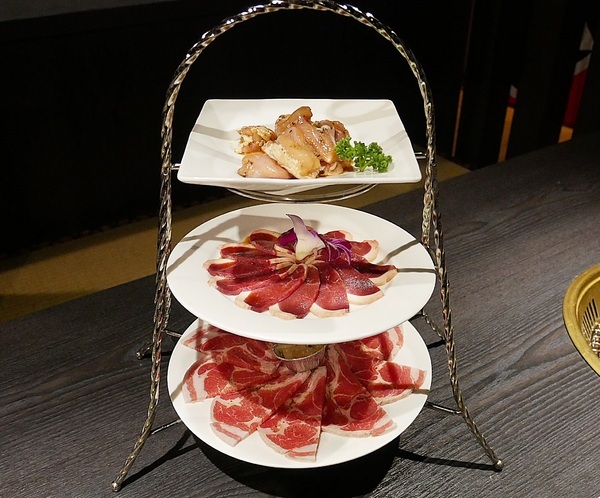 九犇日式燒肉：九犇日式燒肉-彰化日式燒肉  套餐式燒肉一次品嘗多種新鮮肉品  還提供包廂座位  適合多人聚餐餐廳