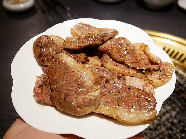 九犇日式燒肉：九犇日式燒肉-彰化日式燒肉  套餐式燒肉一次品嘗多種新鮮肉品  還提供包廂座位  適合多人聚餐餐廳