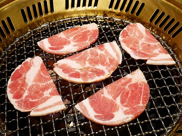 九犇日式燒肉：九犇日式燒肉-彰化日式燒肉  套餐式燒肉一次品嘗多種新鮮肉品  還提供包廂座位  適合多人聚餐餐廳