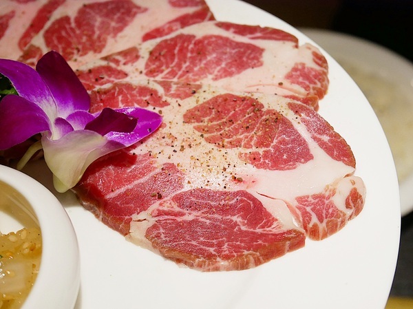 九犇日式燒肉：九犇日式燒肉-彰化日式燒肉  套餐式燒肉一次品嘗多種新鮮肉品  還提供包廂座位  適合多人聚餐餐廳