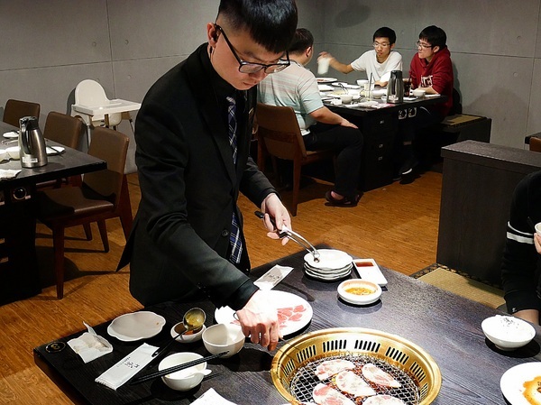 九犇日式燒肉：九犇日式燒肉-彰化日式燒肉  套餐式燒肉一次品嘗多種新鮮肉品  還提供包廂座位  適合多人聚餐餐廳