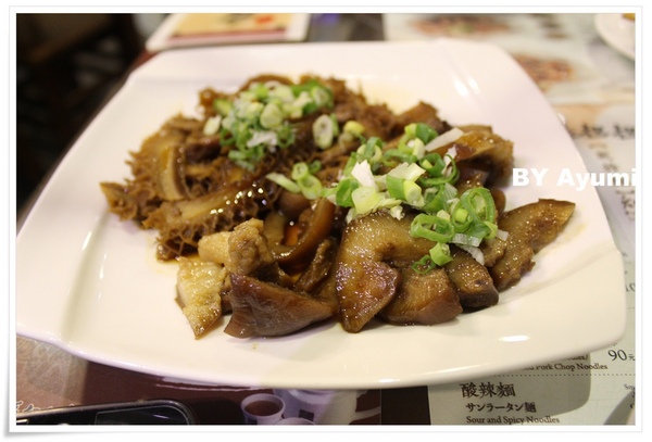 老張担担麵五工店：[食記]老張担担麵五工店-裝潢古色古香相當有特色