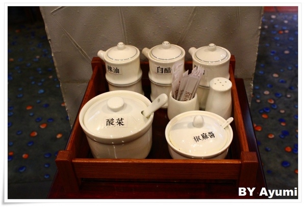 老張担担麵五工店：[食記]老張担担麵五工店-裝潢古色古香相當有特色