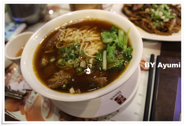 老張担担麵五工店：[食記]老張担担麵五工店-裝潢古色古香相當有特色