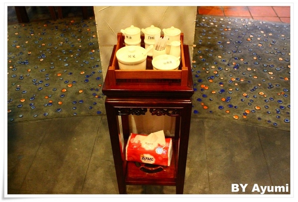 老張担担麵五工店：[食記]老張担担麵五工店-裝潢古色古香相當有特色