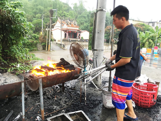[小琉球美食] 筑安心燒物吃到飽｜無限供應的鮮美鮮蚵與獨家雞腿捲，平價實惠的超高CP值200坪超大露天碳烤BBQ！