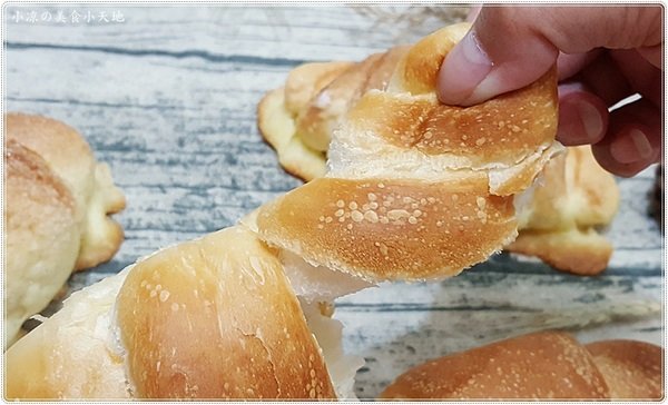 品麵包:台中西區』品麵包║台中最夯伴手禮。你能想像蛋黃酥大變身成「蛋黃酥蛋糕吐司」嗎?