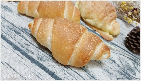 品麵包:台中西區』品麵包║台中最夯伴手禮。你能想像蛋黃酥大變身成「蛋黃酥蛋糕吐司」嗎?