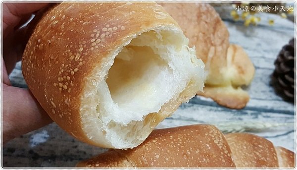品麵包:台中西區』品麵包║台中最夯伴手禮。你能想像蛋黃酥大變身成「蛋黃酥蛋糕吐司」嗎?