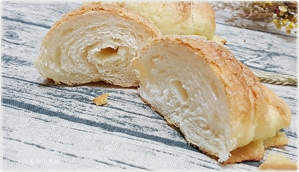 品麵包:台中西區』品麵包║台中最夯伴手禮。你能想像蛋黃酥大變身成「蛋黃酥蛋糕吐司」嗎?