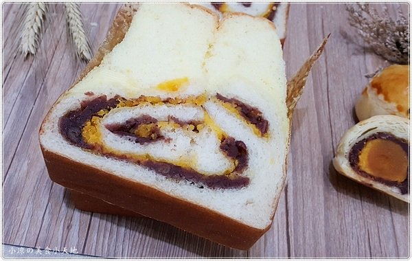 品麵包:台中西區』品麵包║台中最夯伴手禮。你能想像蛋黃酥大變身成「蛋黃酥蛋糕吐司」嗎?