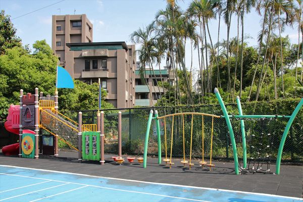 桃源國小附幼:【台北景點】桃源國民小學~彩色蠟筆溜滑梯/群山環景彩虹跑道/大樹動物育英台/水藍色系室內籃球場