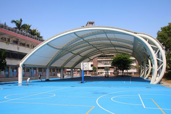 桃源國小附幼:【台北景點】桃源國民小學~彩色蠟筆溜滑梯/群山環景彩虹跑道/大樹動物育英台/水藍色系室內籃球場