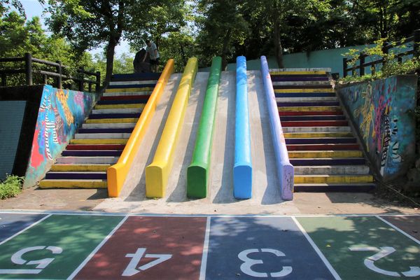 桃源國小附幼:【台北景點】桃源國民小學~彩色蠟筆溜滑梯/群山環景彩虹跑道/大樹動物育英台/水藍色系室內籃球場