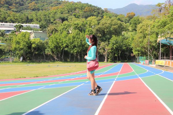 桃源國小附幼:【台北景點】桃源國民小學~彩色蠟筆溜滑梯/群山環景彩虹跑道/大樹動物育英台/水藍色系室內籃球場