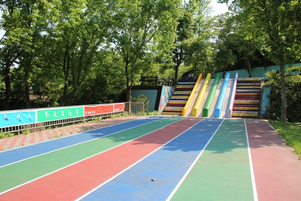 桃源國小附幼:【台北景點】桃源國民小學~彩色蠟筆溜滑梯/群山環景彩虹跑道/大樹動物育英台/水藍色系室內籃球場