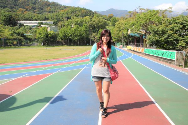 桃源國小附幼:【台北景點】桃源國民小學~彩色蠟筆溜滑梯/群山環景彩虹跑道/大樹動物育英台/水藍色系室內籃球場