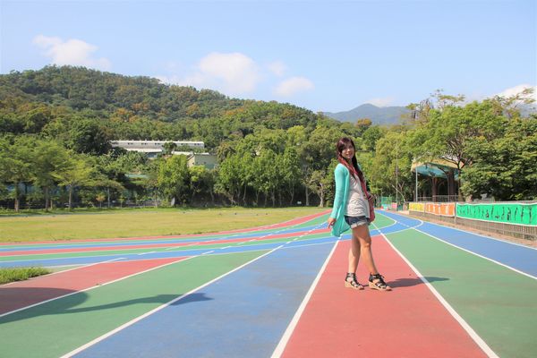 桃源國小附幼:【台北景點】桃源國民小學~彩色蠟筆溜滑梯/群山環景彩虹跑道/大樹動物育英台/水藍色系室內籃球場